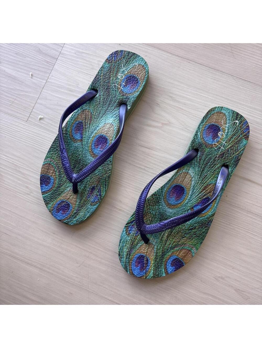 Sofft peacock feather print flip flops 🦚💜
